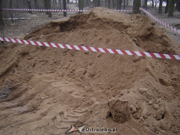 Niewybuch w parku przy ul. Bursztynowej [09.03.2012] - zdjęcie #4 - eOstroleka.pl