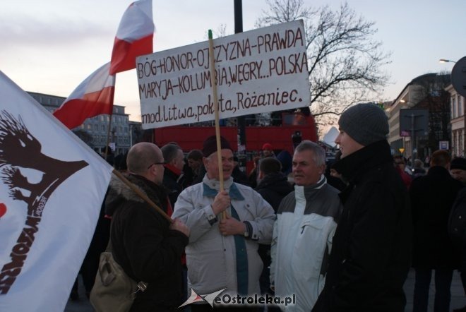 Protest przeciw podwyższaniu wieku emerytalnego: „Rządowi trzeba pokazać czerwoną kartkę”  [14 III 2012] - zdjęcie #1 - eOstroleka.pl