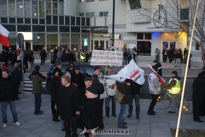 Protest przeciw podwyższaniu wieku emerytalnego: „Rządowi trzeba pokazać czerwoną kartkę”  [14 III 2012] - zdjęcie #2 - eOstroleka.pl