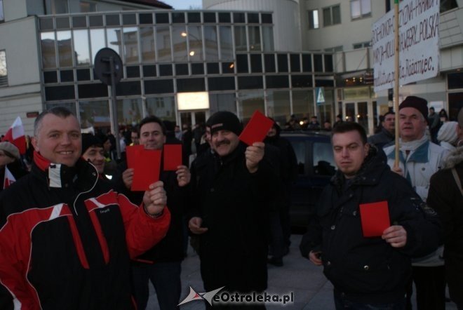Protest przeciw podwyższaniu wieku emerytalnego: „Rządowi trzeba pokazać czerwoną kartkę”  [14 III 2012] - zdjęcie #4 - eOstroleka.pl