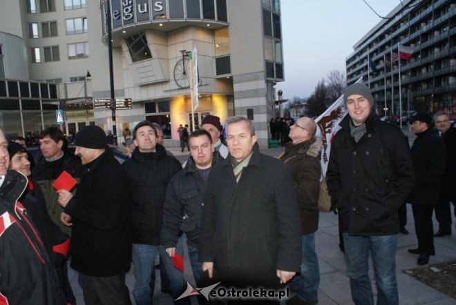Protest przeciw podwyższaniu wieku emerytalnego: „Rządowi trzeba pokazać czerwoną kartkę”  [14 III 2012] - zdjęcie #5 - eOstroleka.pl