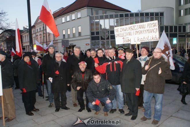 Protest przeciw podwyższaniu wieku emerytalnego: „Rządowi trzeba pokazać czerwoną kartkę”  [14 III 2012] - zdjęcie #7 - eOstroleka.pl