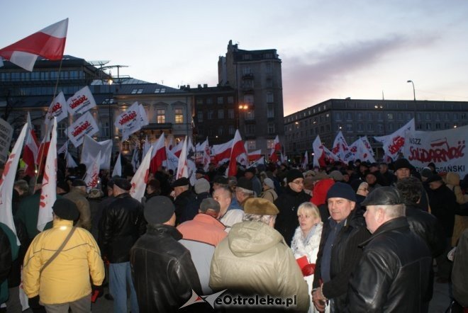 Protest przeciw podwyższaniu wieku emerytalnego: „Rządowi trzeba pokazać czerwoną kartkę”  [14 III 2012] - zdjęcie #8 - eOstroleka.pl