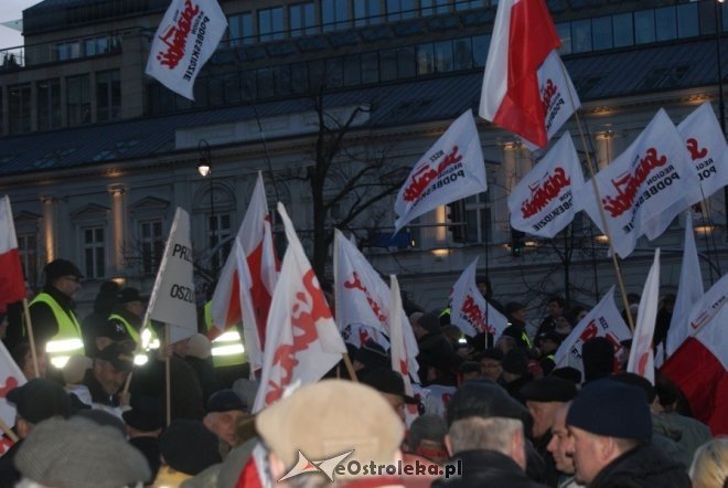 Protest przeciw podwyższaniu wieku emerytalnego: „Rządowi trzeba pokazać czerwoną kartkę”  [14 III 2012] - zdjęcie #9 - eOstroleka.pl