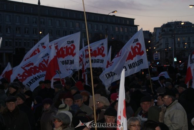 Protest przeciw podwyższaniu wieku emerytalnego: „Rządowi trzeba pokazać czerwoną kartkę”  [14 III 2012] - zdjęcie #10 - eOstroleka.pl