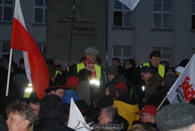 Protest przeciw podwyższaniu wieku emerytalnego: „Rządowi trzeba pokazać czerwoną kartkę”  [14 III 2012] - zdjęcie #11 - eOstroleka.pl