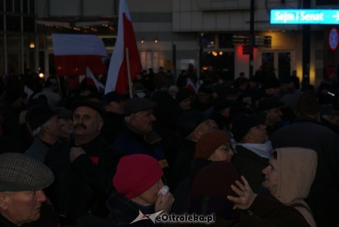 Protest przeciw podwyższaniu wieku emerytalnego: „Rządowi trzeba pokazać czerwoną kartkę”  [14 III 2012] - zdjęcie #12 - eOstroleka.pl