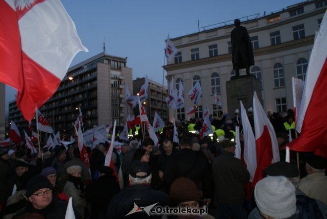 Protest przeciw podwyższaniu wieku emerytalnego: „Rządowi trzeba pokazać czerwoną kartkę”  [14 III 2012] - zdjęcie #14 - eOstroleka.pl