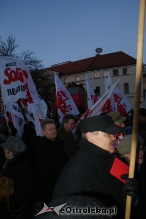 Protest przeciw podwyższaniu wieku emerytalnego: „Rządowi trzeba pokazać czerwoną kartkę”  [14 III 2012] - zdjęcie #15 - eOstroleka.pl