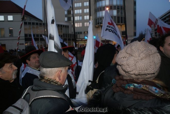 Protest przeciw podwyższaniu wieku emerytalnego: „Rządowi trzeba pokazać czerwoną kartkę”  [14 III 2012] - zdjęcie #16 - eOstroleka.pl