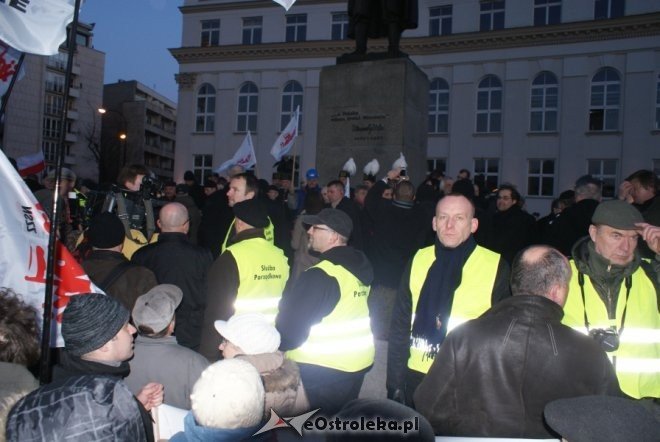 Protest przeciw podwyższaniu wieku emerytalnego: „Rządowi trzeba pokazać czerwoną kartkę”  [14 III 2012] - zdjęcie #17 - eOstroleka.pl