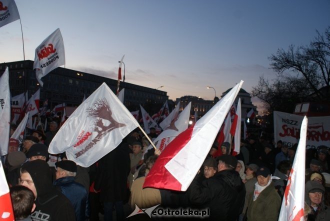 Protest przeciw podwyższaniu wieku emerytalnego: „Rządowi trzeba pokazać czerwoną kartkę”  [14 III 2012] - zdjęcie #20 - eOstroleka.pl