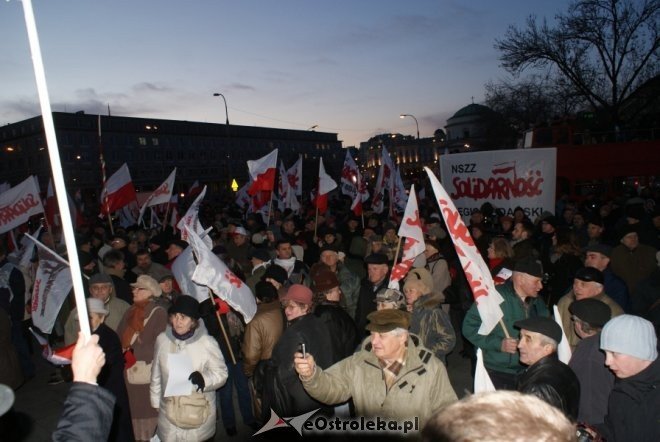 Protest przeciw podwyższaniu wieku emerytalnego: „Rządowi trzeba pokazać czerwoną kartkę”  [14 III 2012] - zdjęcie #22 - eOstroleka.pl
