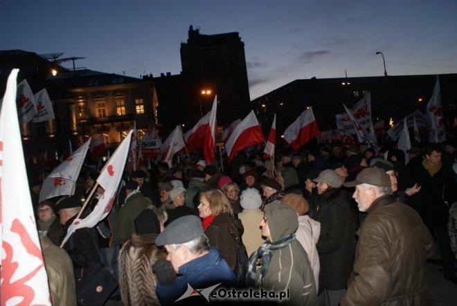 Protest przeciw podwyższaniu wieku emerytalnego: „Rządowi trzeba pokazać czerwoną kartkę”  [14 III 2012] - zdjęcie #25 - eOstroleka.pl
