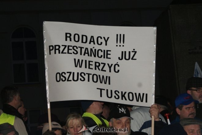 Protest przeciw podwyższaniu wieku emerytalnego: „Rządowi trzeba pokazać czerwoną kartkę”  [14 III 2012] - zdjęcie #26 - eOstroleka.pl