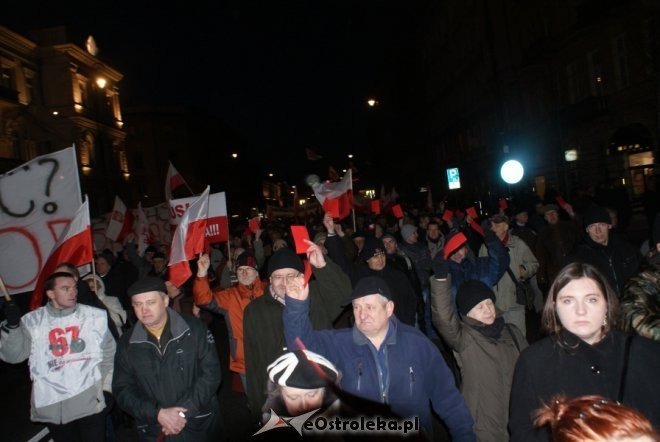 Protest przeciw podwyższaniu wieku emerytalnego: „Rządowi trzeba pokazać czerwoną kartkę”  [14 III 2012] - zdjęcie #36 - eOstroleka.pl