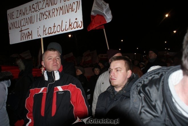 Protest przeciw podwyższaniu wieku emerytalnego: „Rządowi trzeba pokazać czerwoną kartkę”  [14 III 2012] - zdjęcie #51 - eOstroleka.pl