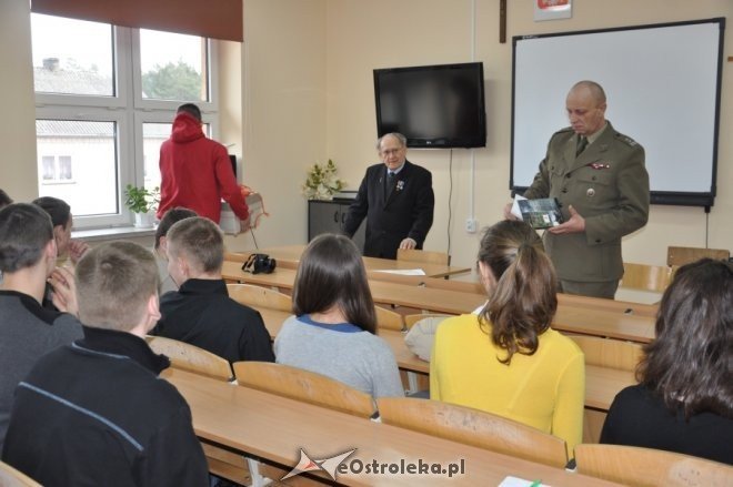 Klasa mundurowa z ZSP w Kadzidle spotkała się z kombatantami [15 III 2012] - zdjęcie #1 - eOstroleka.pl