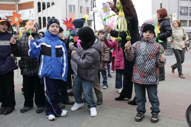 Przedszkolaki z Ostrołęki przywitały wiosnę [21.03.2012] - zdjęcie #2 - eOstroleka.pl