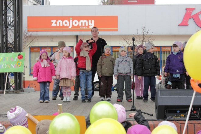 Przedszkolaki z Ostrołęki przywitały wiosnę [21.03.2012] - zdjęcie #12 - eOstroleka.pl
