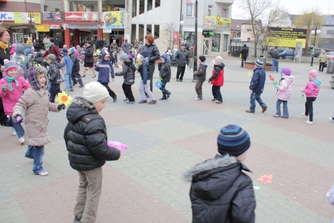 Przedszkolaki z Ostrołęki przywitały wiosnę [21.03.2012] - zdjęcie #3 - eOstroleka.pl