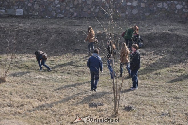 Rozpoczęła się akcja sprzątania miasta: Uczniowie sprzątają Ostrołękę [28.III.2012] - zdjęcie #28 - eOstroleka.pl