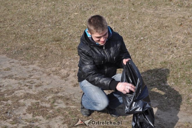 Rozpoczęła się akcja sprzątania miasta: Uczniowie sprzątają Ostrołękę [28.III.2012] - zdjęcie #4 - eOstroleka.pl