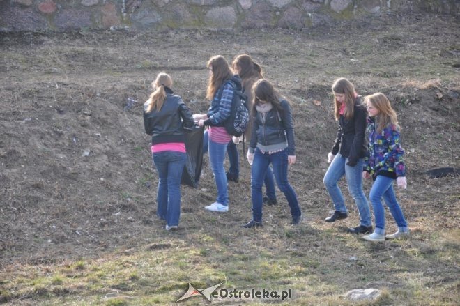 Rozpoczęła się akcja sprzątania miasta: Uczniowie sprzątają Ostrołękę [28.III.2012] - zdjęcie #19 - eOstroleka.pl