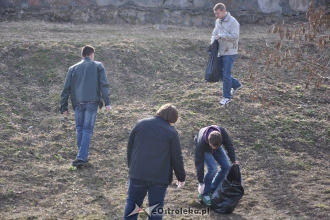Rozpoczęła się akcja sprzątania miasta: Uczniowie sprzątają Ostrołękę [28.III.2012] - zdjęcie #13 - eOstroleka.pl