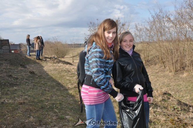 Rozpoczęła się akcja sprzątania miasta: Uczniowie sprzątają Ostrołękę [28.III.2012] - zdjęcie #16 - eOstroleka.pl