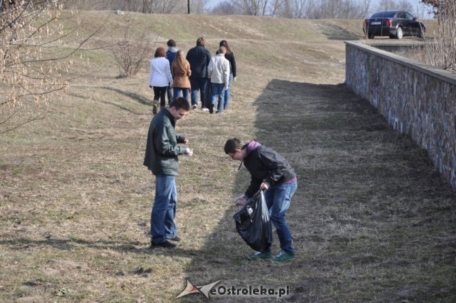 Rozpoczęła się akcja sprzątania miasta: Uczniowie sprzątają Ostrołękę [28.III.2012] - zdjęcie #13 - eOstroleka.pl