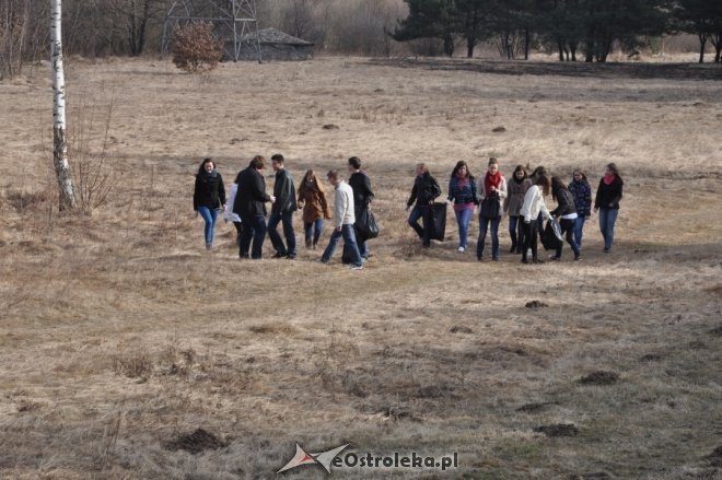 Rozpoczęła się akcja sprzątania miasta: Uczniowie sprzątają Ostrołękę [28.III.2012] - zdjęcie #12 - eOstroleka.pl