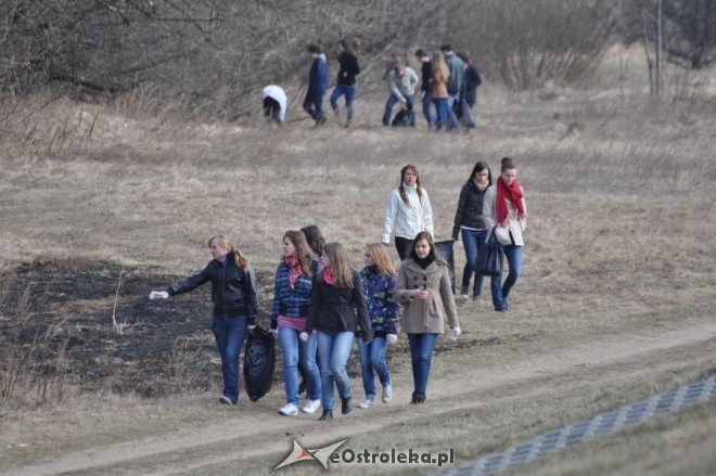 Rozpoczęła się akcja sprzątania miasta: Uczniowie sprzątają Ostrołękę [28.III.2012] - zdjęcie #29 - eOstroleka.pl