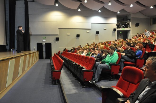 Ostrołęckie spotkanie z filmem historycznym: Młodzież obejrzała film Generał Nil [2.IV.2012] - zdjęcie #17 - eOstroleka.pl