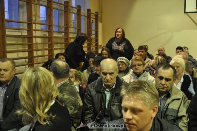 Mieszkańcy osiedla Stacja podczas spotkania z prezydentem: „Nasze osiedle jest odcinane od reszty miasta” [4.IV.2012] - zdjęcie #18 - eOstroleka.pl