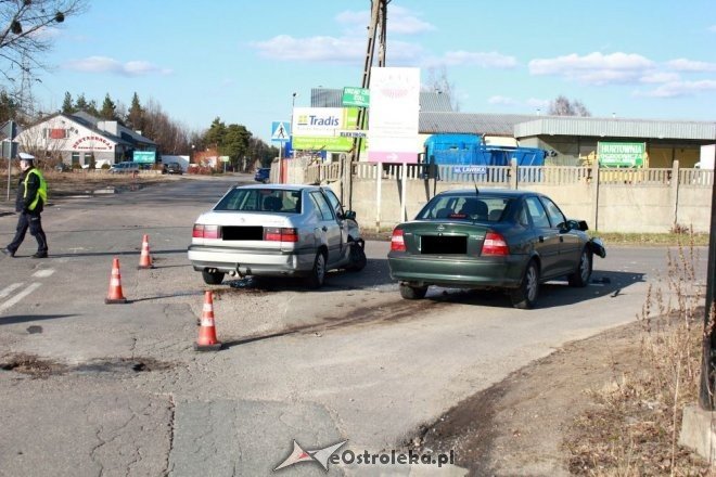 Kolizja trzech aut na ul. Granicznej [05.04.2012] - zdjęcie #3 - eOstroleka.pl
