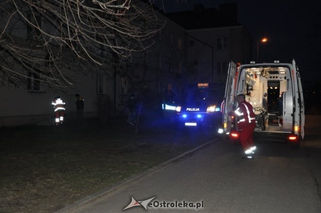 Kobieta wypadła z okna przy ulicy Partyzantów. Krzyczała z bólu gdy zabierało ją pogotowie [5.IV.2012] - zdjęcie #2 - eOstroleka.pl