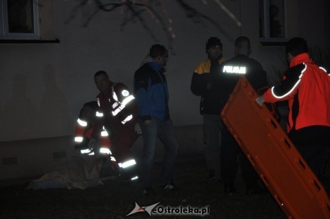 Kobieta wypadła z okna przy ulicy Partyzantów. Krzyczała z bólu gdy zabierało ją pogotowie [5.IV.2012] - zdjęcie #11 - eOstroleka.pl