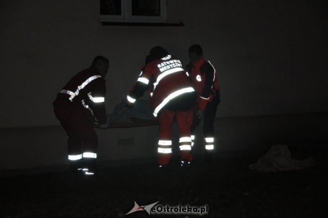 Kobieta wypadła z okna przy ulicy Partyzantów. Krzyczała z bólu gdy zabierało ją pogotowie [5.IV.2012] - zdjęcie #10 - eOstroleka.pl