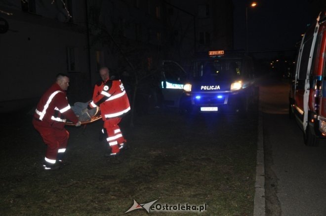 Kobieta wypadła z okna przy ulicy Partyzantów. Krzyczała z bólu gdy zabierało ją pogotowie [5.IV.2012] - zdjęcie #9 - eOstroleka.pl