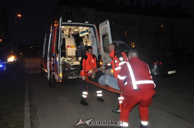 Kobieta wypadła z okna przy ulicy Partyzantów. Krzyczała z bólu gdy zabierało ją pogotowie [5.IV.2012] - zdjęcie #8 - eOstroleka.pl