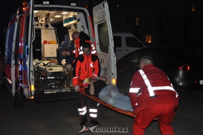 Kobieta wypadła z okna przy ulicy Partyzantów. Krzyczała z bólu gdy zabierało ją pogotowie [5.IV.2012] - zdjęcie #8 - eOstroleka.pl