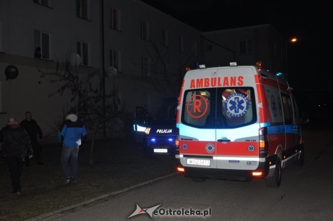 Kobieta wypadła z okna przy ulicy Partyzantów. Krzyczała z bólu gdy zabierało ją pogotowie [5.IV.2012] - zdjęcie #9 - eOstroleka.pl
