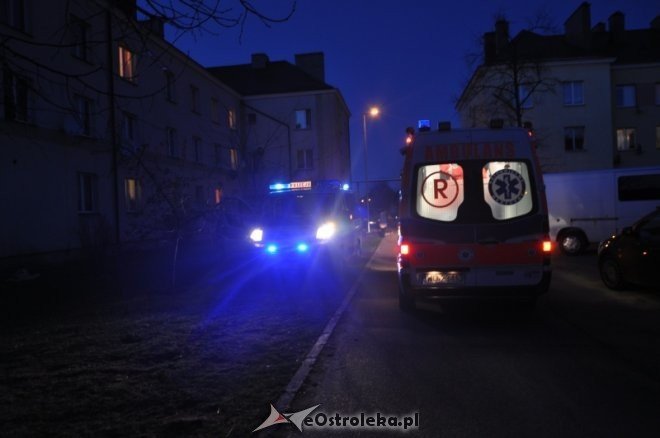 Kobieta wypadła z okna przy ulicy Partyzantów. Krzyczała z bólu gdy zabierało ją pogotowie [5.IV.2012] - zdjęcie #5 - eOstroleka.pl
