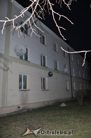 Kobieta wypadła z okna przy ulicy Partyzantów. Krzyczała z bólu gdy zabierało ją pogotowie [5.IV.2012] - zdjęcie #4 - eOstroleka.pl