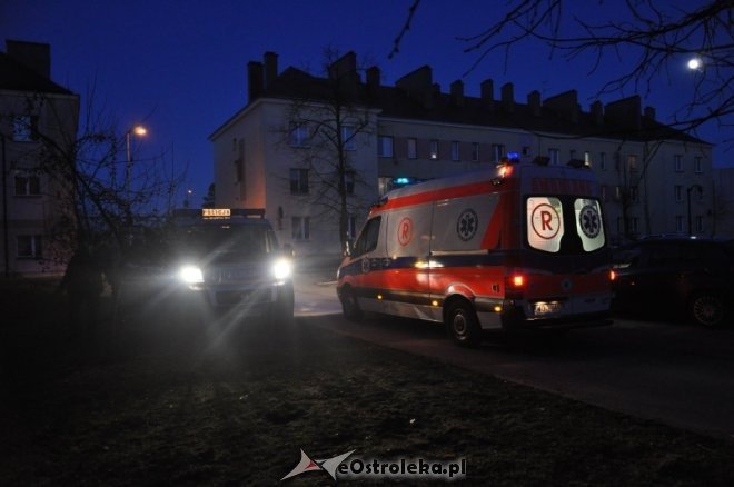 Kobieta wypadła z okna przy ulicy Partyzantów. Krzyczała z bólu gdy zabierało ją pogotowie [5.IV.2012] - zdjęcie #12 - eOstroleka.pl
