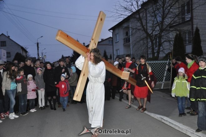 Tłumy obejrzały Misterium Mękki Pańskiej w Rzekuniu [6.IV.2012] - zdjęcie #73 - eOstroleka.pl