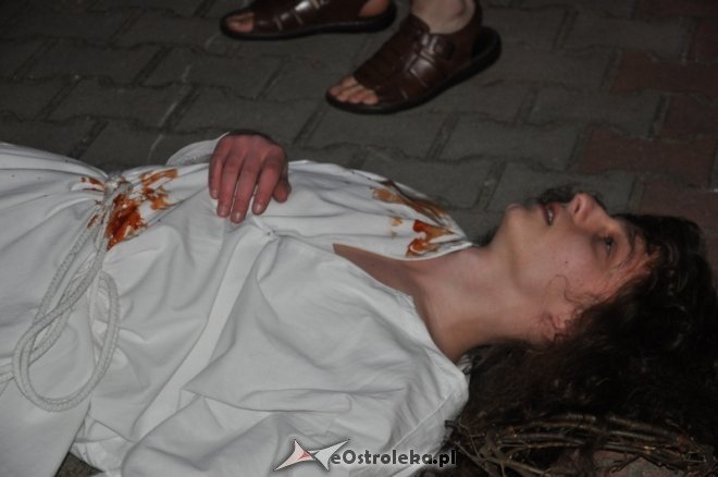 Tłumy obejrzały Misterium Mękki Pańskiej w Rzekuniu [6.IV.2012] - zdjęcie #29 - eOstroleka.pl