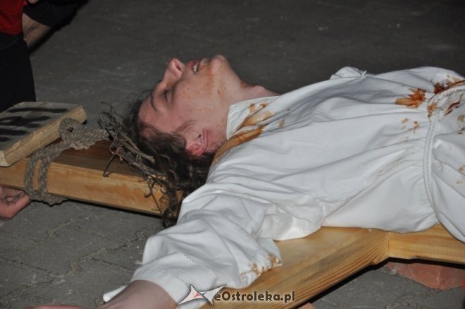 Tłumy obejrzały Misterium Mękki Pańskiej w Rzekuniu [6.IV.2012] - zdjęcie #23 - eOstroleka.pl