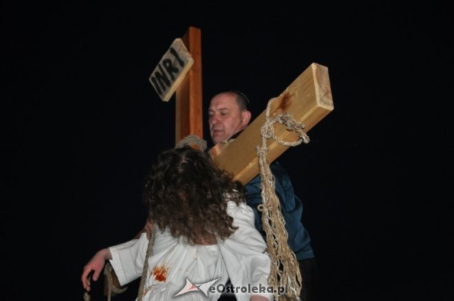 Tłumy obejrzały Misterium Mękki Pańskiej w Rzekuniu [6.IV.2012] - zdjęcie #6 - eOstroleka.pl